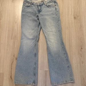 Jeans - fina jeans från Weekday. Modellen heter ”NOVA LOW WAIST SLIM BOOTCUT LEG JEANS” och är i färgen ”Lip Blue”. Säljer då de inte kommit till användning, helt som nya och inga defekter!💓Storlek 30/32 sitter som en 38 skulle jag säga. Nypris 590kr