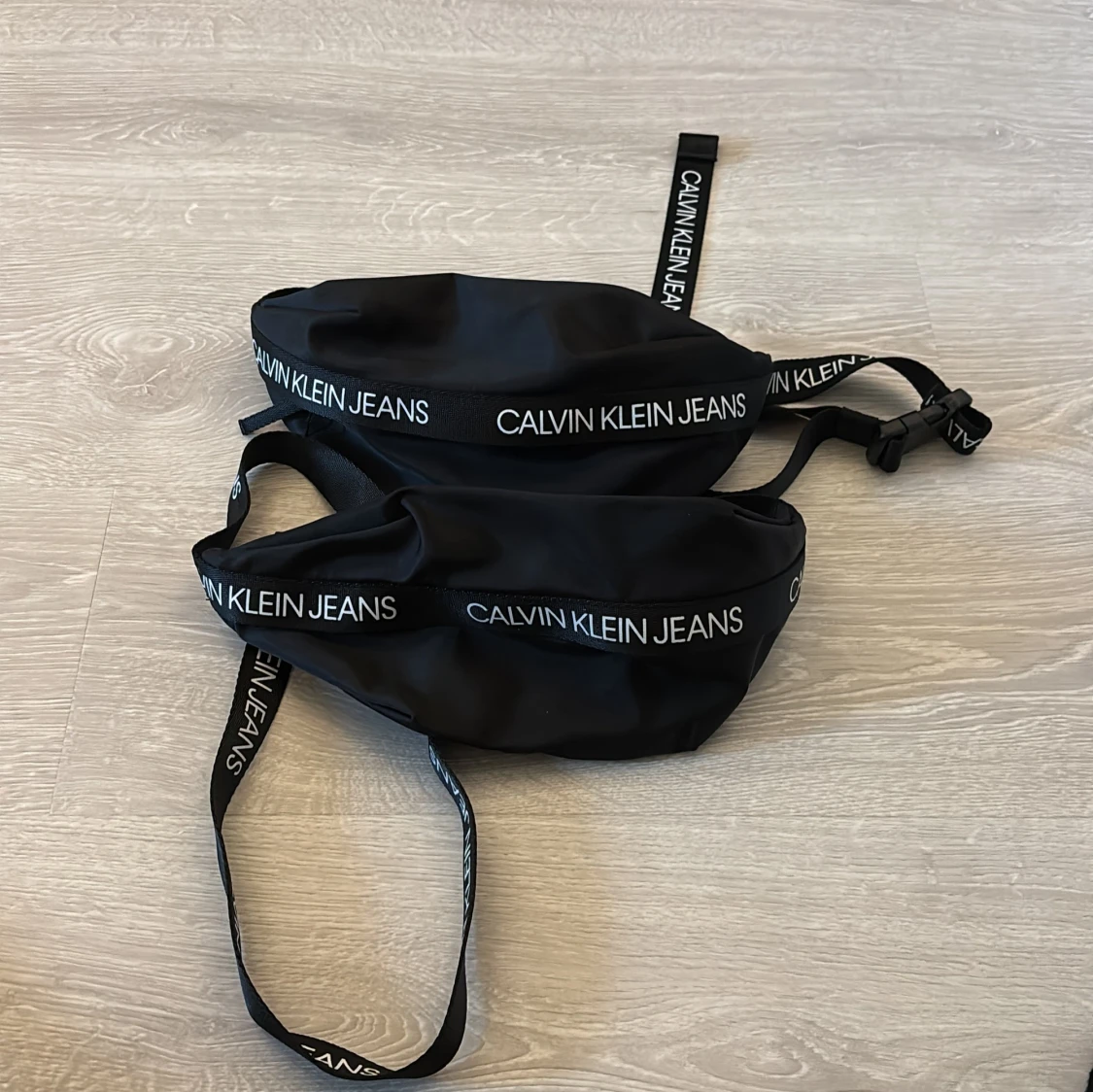 Svart axelväska från Calvin Klein Jeans