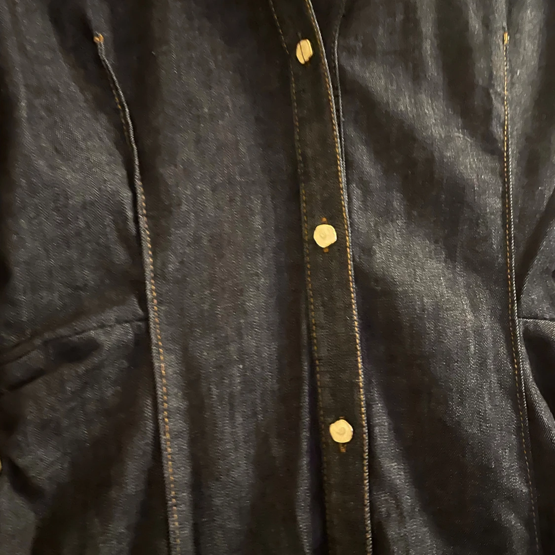 Mörkblå jeansklänning med knappar - 2