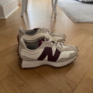 New Balance sneakers beige och vinröd - Snygga New Balance sneakers i beige och vinrött med stora N-loggor på sidorna. 