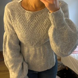 Ljusgrå stickad tröja med mönster - Superfin ljusgrå stickad tröja 🩶🩶Strl S, finns liten defekt men syns ej 