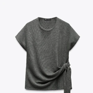 Grå stickad topp med knyt från Zara - Mysig grå stickad topp från Zara! Storlek M! Endast använd 2ggr🩷