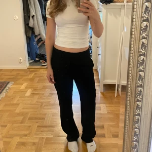 Svarta kostybyxor i lös passform - Svarta kostybyxor med rak och avslappnad siluett, elastisk midja och sidfickor. Perfekta för chill dagar och har en enkel, stilren look som funkar till allt. Storlek XS men skulle säga att dom passar som en S/M💕