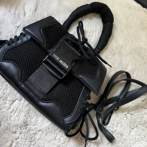 Handväska från Steve Madden - Sportig och så snygg!! Lite repor på spännet (se bild), annars perfekt skick. 