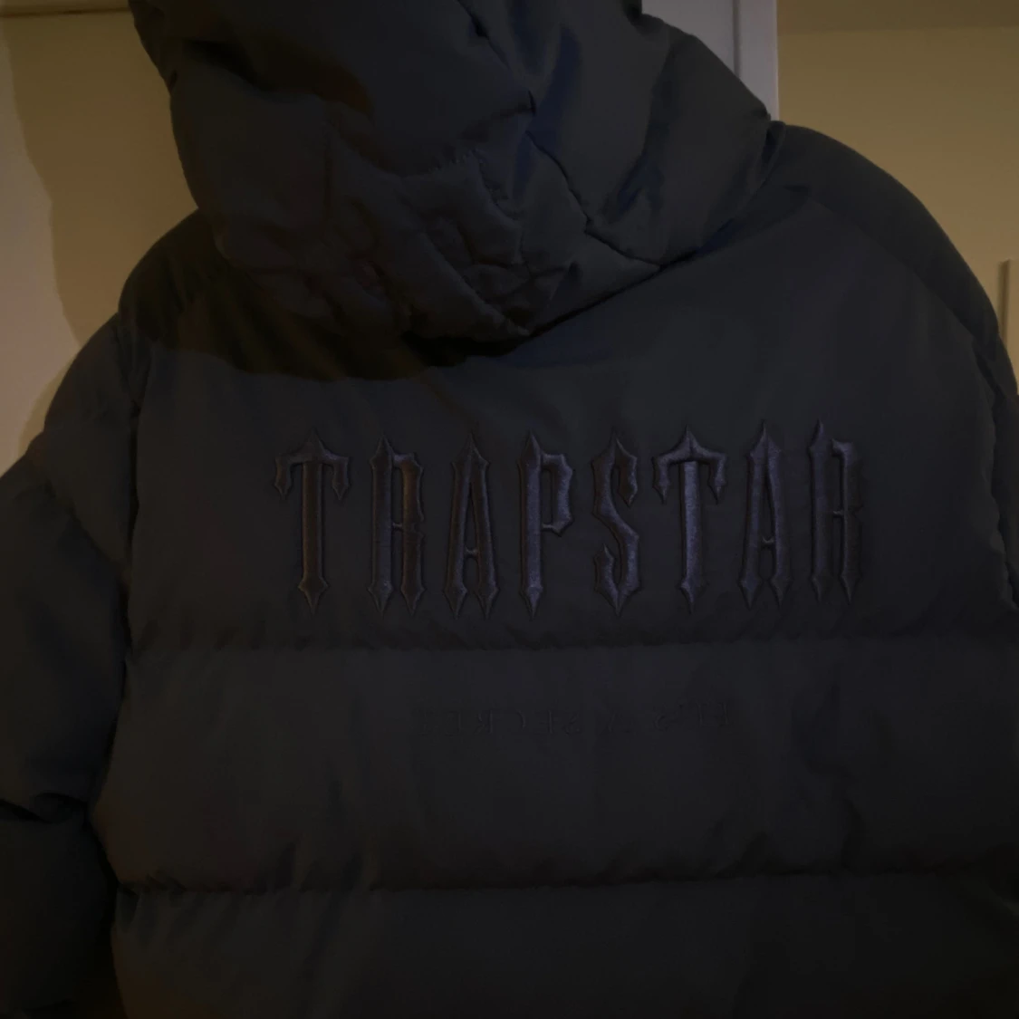 Trapstar mörkgrå pufferjacka - 2