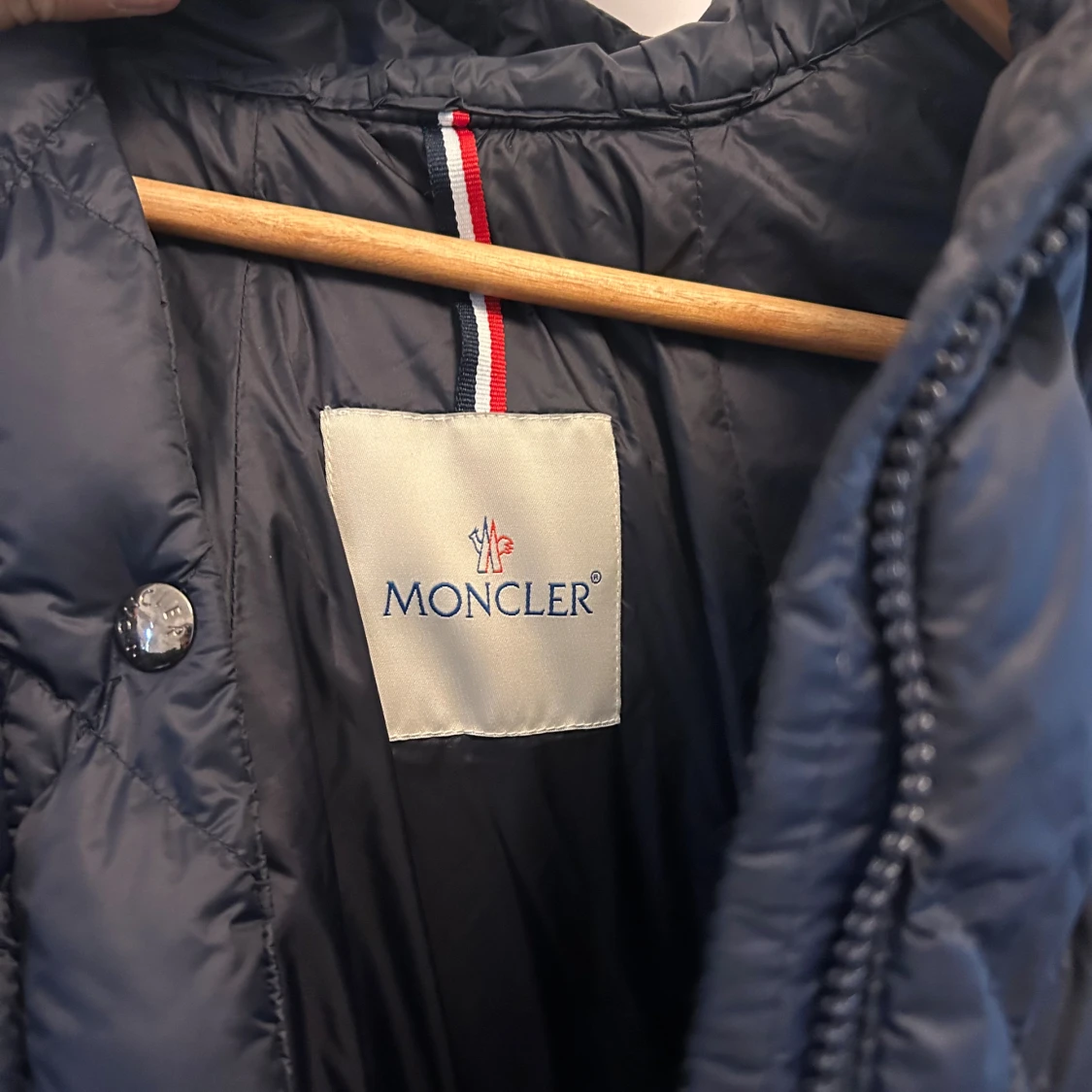 Svart quiltad dunjacka från Moncler - 3