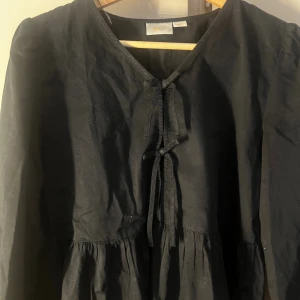 Svart blus med knyt från Gina Tricot - Säljer min jättefina blus från Gina Young. Nästan helt oandvänd!