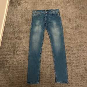 Replay jeans - Säljer nu ett par riktigt feta Replay jeans. Storlek W31, L32. Jeansen är slim fit. Om du har några funderingar så är det bara att fråga på! ❇️