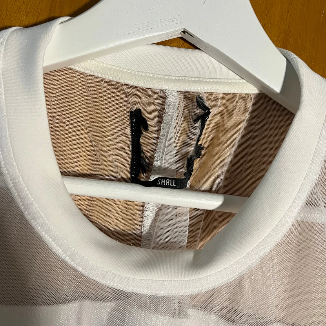 Vit långärmad tröja med meshdetaljer - 1