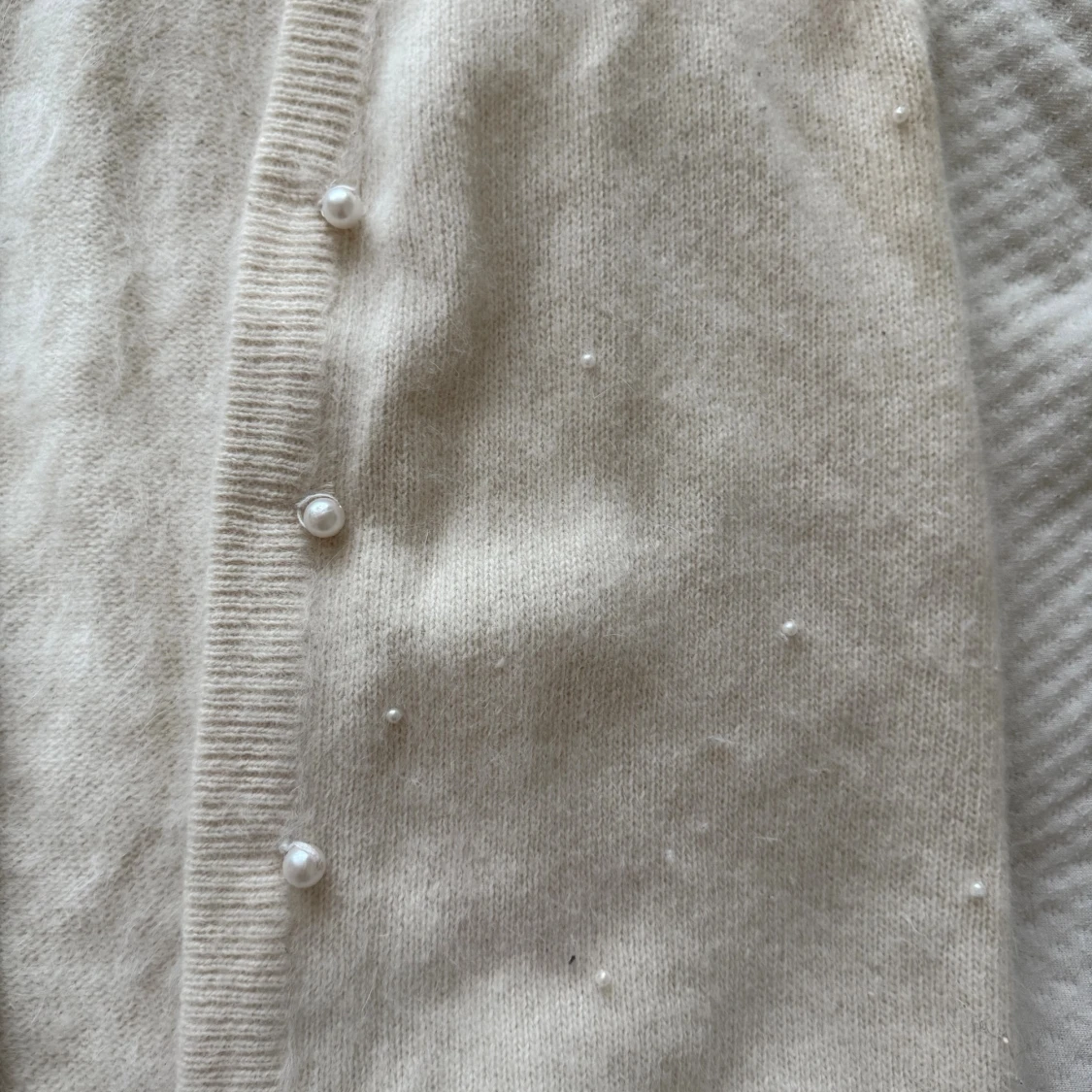 Vit stickad väst med pärldetaljer - 1