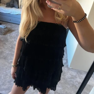 volang klänning  - den trendiga volangklänningen från shein💕använd typ 3 gånger. passar S-M