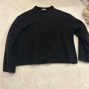 Svart stickad tröja - Mysig svart stickad tröja från Gina. Säljer så den krympt lite i tvätten så skulle säga att den sitter som en S