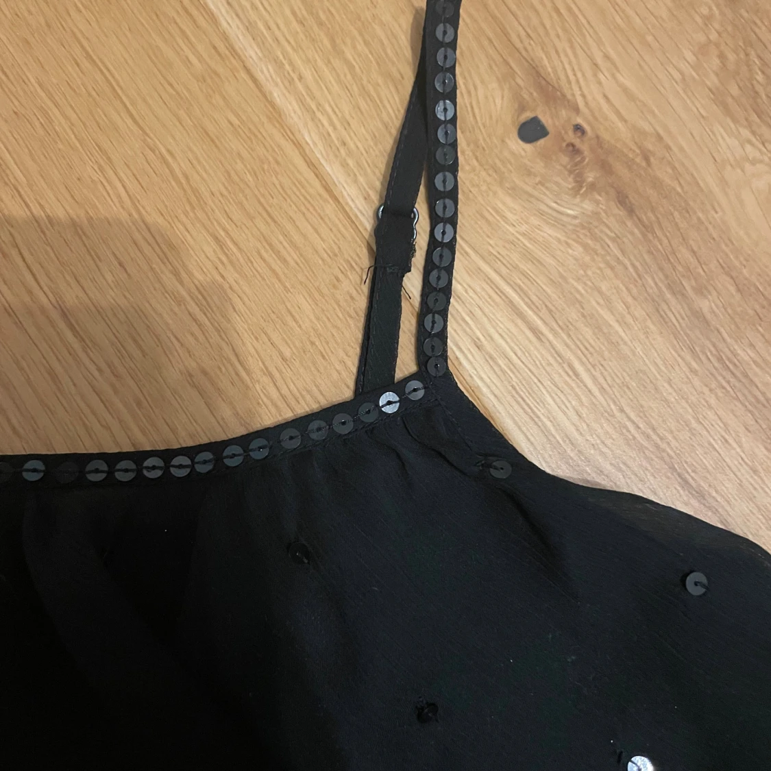 Svart volangklänning med paljetter Lindex - 3