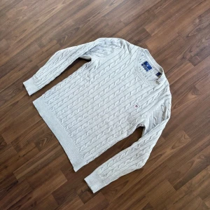 Gant Kabelstickad tröja  - Tja! Säljer en fet kabel tröja från gant. Skönt material och bra passform. Hör av dig om du har nån fundering!