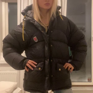 Svart dunjacka från Fjällräven - Säljer min fjällräven jacka i svart storlek XXXS. Nytt skick