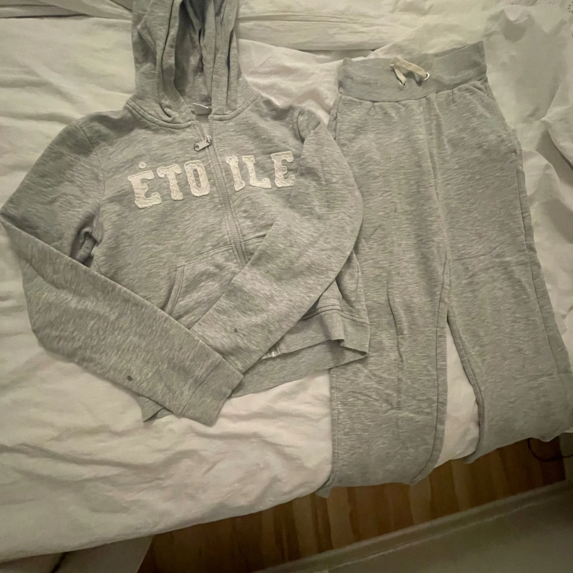 Grå mjukisbyxor och grå mjukiskofta från Lindex Kids - 3