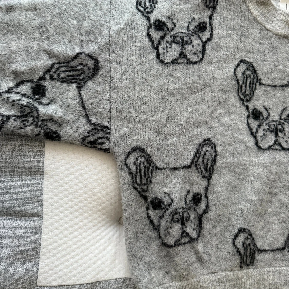 Grå stickad tröja med bulldog-mönster - 1