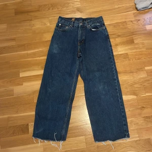 Snygga Sweet Skate Jeans blåa - Sweet Skateboard Jeans som är klippta nere, bra skick annars 