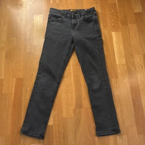 Grå slim jeans från Jack & Jones 158 - Snygga grå jeans från Jack & Jones i modellen Slim Glenn. Storlek 158, Ålder 13.     Har knappt använt men man ingen någon skulle märka av.          Om du vill ha mer information eller bilder så säg till. Pris kan förhandlas