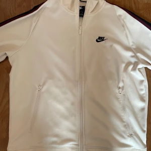 Vit Nike zip hoodie - Nike zip hoodie i väldigt bra skick, använd bara en gång. Skriv om de e något ni undrar.