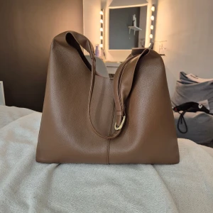 Intressekoll Gina Tricot slouchy bag - Mått: 30 cm höjd, 39 cm längd, 14 cm bredd❣️ slutsåld på hemsidan, jättefint skick❣️
