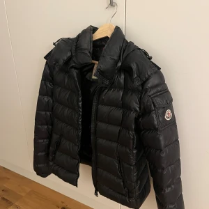 Moncler bady - Säljer min moncler bady jacka i storlek 0, skulle säga att den passar xs och s. Köparen står för frakt.