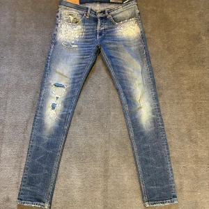 Dondup George destroyed jeans  - Tjena! Säljer ett par Dondup destroyed jeans som är i den populära modellen George! Condition 9/10, finns inte tecken på användning! Storlek 32! 