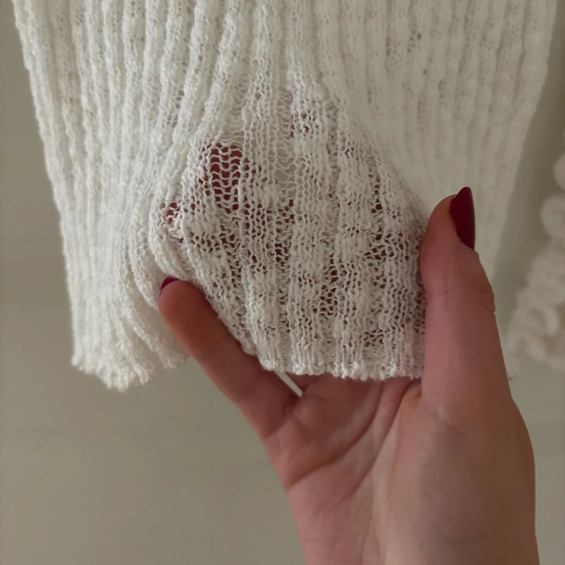 Vit ribbad stickad tröja - 1