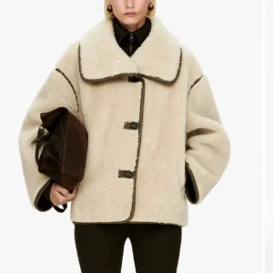 Beige teddyjacka från arket  - Säljer en beige teddyjacka från Arket. Säljer då den inte kommit så mycket till användning. Säljs inte längre
