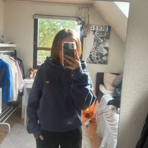 Mörkblå hoodie från Dickies - Säljer en mörkblå hoodie från Dickies i storlek medium. Klassisk modell med huva, snörning och magficka.❤️