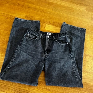 Svarta wide jeans från 157 - Säljer ett par svarta jeans från 157 med bred passform och raka ben. Jeansen har klassisk femficksdesign, hög midja och är tillverkade i kraftig denim. Perfekta för dig som gillar en avslappnad och trendig look.