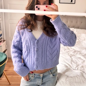 Kofta!  - Snygg Kabelstickad kofta storlek 38/40 men skulle säga att det är M