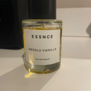 Essnce Absolu Vanilla EdP - Upptäck Essnce Absolu Vanilla Eau de Parfum – en stilren parfym med modern känsla. Perfekt för dig som vill sticka ut med en unik doftprofil. Använd ett fåtal gånger! 