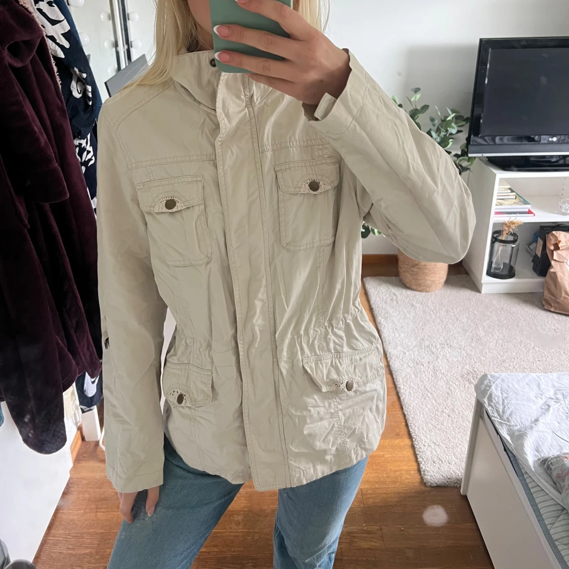 Beige parkajacka med fickor - 1