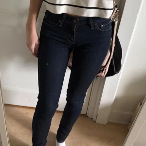 Levi's jeans - Mörkblå Levi's Demi Curve Skinny jeans storlek 25 motsvarar xxs/xs