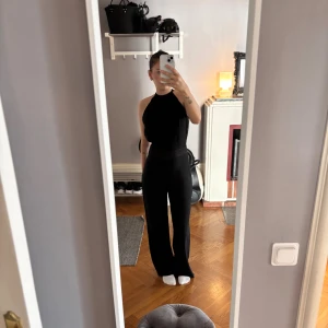 Svart byxdress med spets från H&M - Säljer en svart byxdress från H&M i storlek 36. ÄLSKAR DEN, har sparat i flera år med förhoppningar att den ska börja passa. Men nu ger jag upp😅Superfin till nästa sommar💖