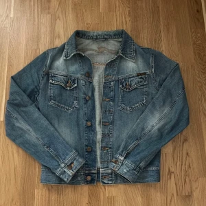 Nudie jeans jacka  - Tja! Jag säljer denna riktigt snygga jeansjackan från nudie den är i mycket bra skick och i storlek S! Vid frågor och funderingar är det bara att skicka ett litet meddelande 🤗Pris går att diskuteras