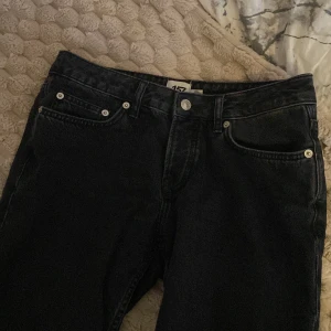 Svarta jeans - Svarta jeans med klassisk femficksdesign och raka ben. Jeansen har låg midja och är tillverkade i robust denim. Perfekta för dig som gillar en tidlös och avslappnad stil.