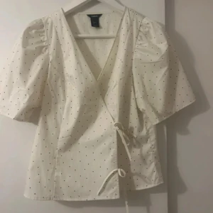 Prickig blus  - Prickig blus fårn Lindex knappt använd 💗