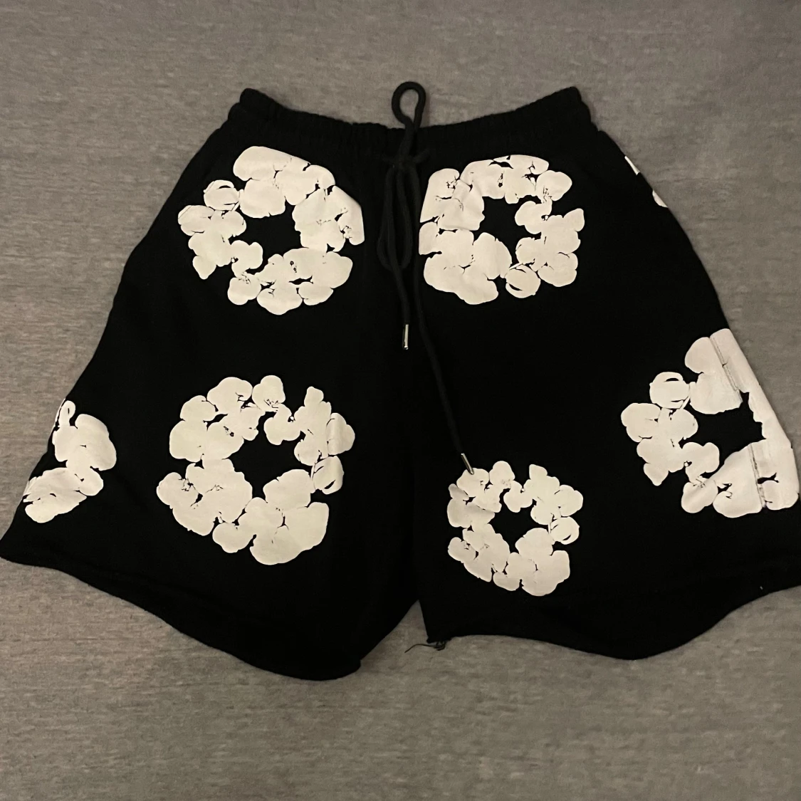 Svarta shorts från Denim Tears med blommor