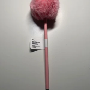 ICA Blyertspenna med fluffboll - Penna med fluffig boll på. Helt ny.