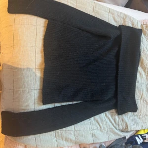 Svart ribbad från H&M - Svart ribbstickad tröja från H&M i storlek S. 