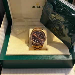 Automatisk klocka - Dagdatum - Choclate dial  - Helt ny herrklocka med mörkbrun urtavla, räfflad bezel, klassisk länkarmband i president Levereras i svarta boxen som finns på bild. Perfekt för dig som vill sticka ut med stil.