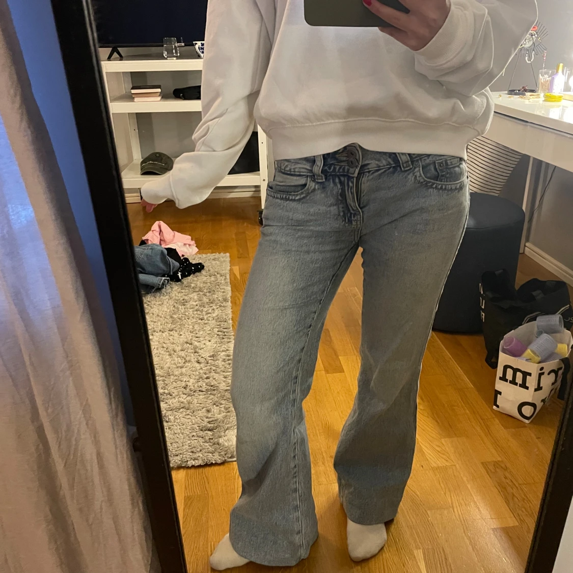 Blå bootcut jeans med fickdetaljer - 1