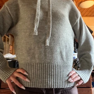 Grå stickad hoodie - Mysig grå stickad hoodie. Perfekt för kyliga dagar när du vill vara både bekväm och snygg. Passar bra nu till hösten. Jag tror den är ifrån Zara men vågar inte lova