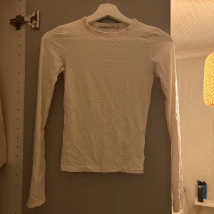 Vid tröja - Basic vit tröja sommardagar med allt. 