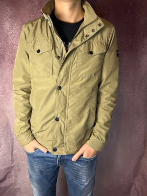 J.lindeberg fieldjacket bailey - Mycket fint skick | Size M (modellen är 188 cm 75 kg) | fraktar spårbart inom 24 timmar | för att köpa klicka ”köp nu” | vid frågor eller funderingar skriv en meddelande | följare får bättre rabatter🙌