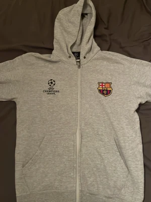 Barcelona zip hoodie storlek S - Schysst Barcelona hoodie med Champions League och Barcelona tryck på framsidan