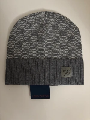 Lv mössa - Helt nya, fraktas inom kort tid