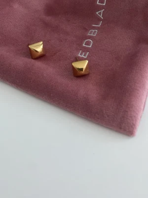 Ingen väst på bilderna - Bilderna visar ett par guldiga örhängen från Edblad, fyrkantiga med pyramidformad topp. Säljer örhängena eftersom att jag har 2 par av dom💕